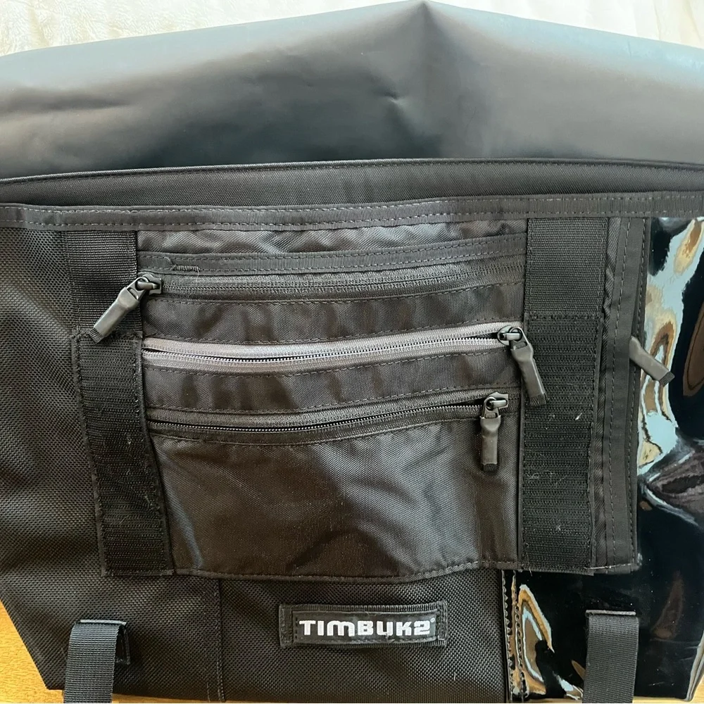 Timbuk2 Black Messenger Bag with Glossy Accents - Picture 4 of 5